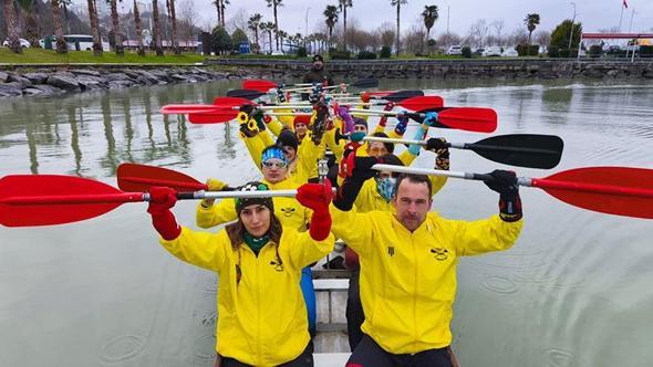 Down Sendromu Farkındalık Haftası’nda sporcular renkli çoraplarla kürek çekti