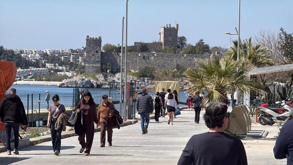 Bodrum'da bayramın son gününde tatilciler plajlarda zaman geçirdi