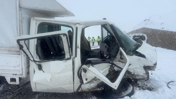 Yüksekova'da otomobille kamyonet çarpıştı: 1 ölü, 8 yaralı