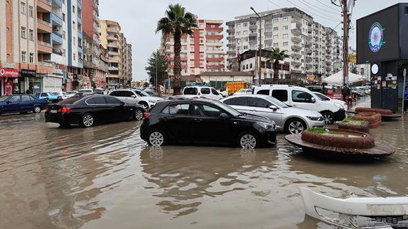 Kızıltepe’de sağanak nedeniyle cadde ve sokaklar göle döndü