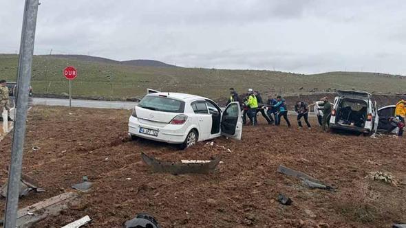 Bingöl’de hafif ticari araçla otomobil çarpıştı: 1’i ağır, 13 yaralı
