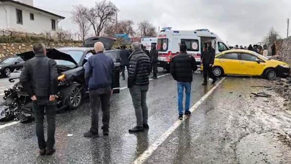 AK Parti konvoyunda kaza: 2 yaralı