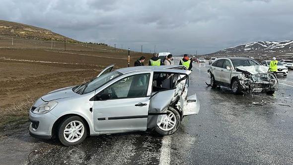 Sivas'ta 3 aracın karıştığı zincirleme kaza: 1 ölü, 5 yaralı
