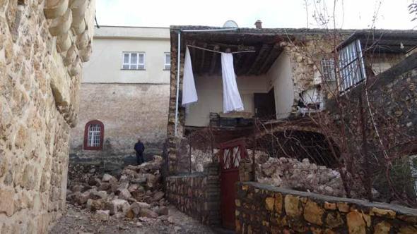 Batman’da sağanak sırasında evin bir bölümü çöktü