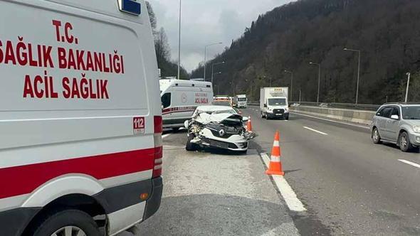 Otomobil, önündeki kamyonete çarptı: 2'si çocuk, 4 yaralı