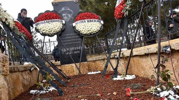 Aşık Veysel, vefatının 53'üncü yıl dönümünde mezarı başında anıldı