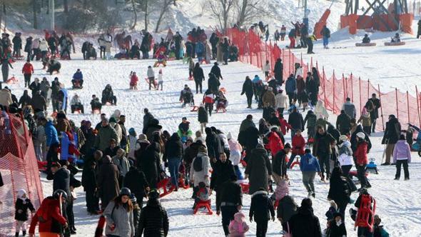 Kar kalınlığının 240 santimetre ölçüldüğü Palandöken'de kayak sezonu uzadı