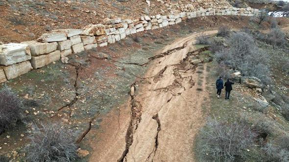 Köyde arazideki heyelan nedeniyle yolda derin çatlaklar oluştu