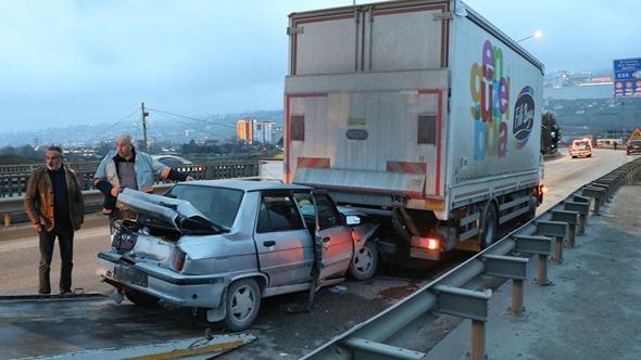 Freni boşalan TIR, 4 araca çarpıp elektrik direğini devirdi: 6 yaralı