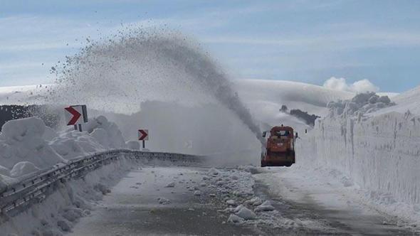 4 aydır ulaşıma kapalı olan 2 bin 600 rakımlı Bülbülan Geçidi’nde karla mücadele