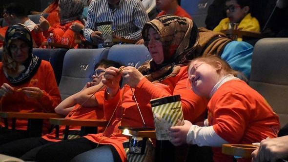 İzmir'de ‘sevgi ilmekleri’