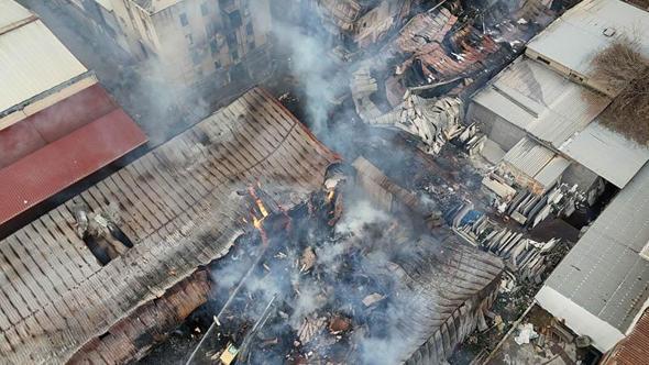 İzmir'de sanayi sitesinde yangın; 7 iş yeri zarar gördü