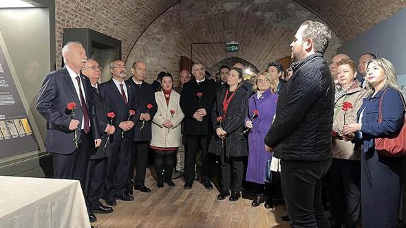 TÜ Senatosu'ndan Balkan Savaşları şehitlerine tabyada anma; kanlı sancağa karanfil bıraktılar