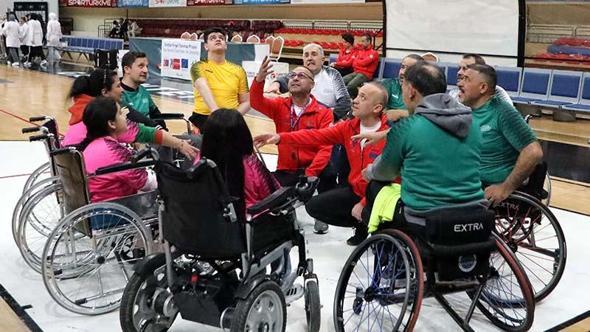 6 Şubat'ta uzuvlarını kaybedenler tenis kortunda