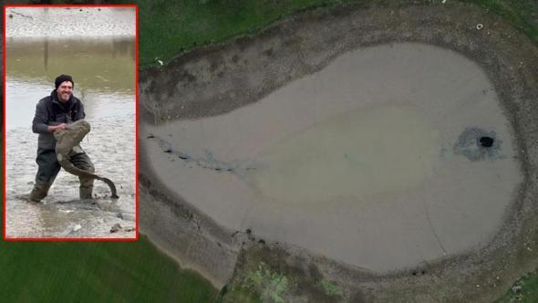 Göletin suyu boşalınca balıklar açıkta kaldı