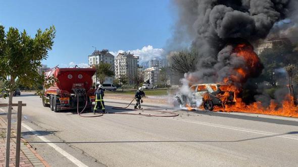 Alev alan otomobilindeki kedisini son anda kurtardı
