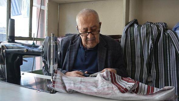 Yaşar usta, 12 metrekarelik dükkanında nostaljik çizgili pijamaları 60 yıldır üretiyor