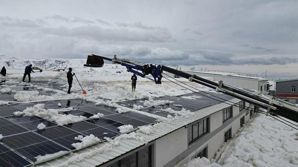 Bitlis'te işletmelerin çatılarında vinçle kar temizliği