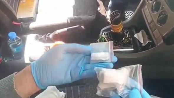 Uyuşturucuları araç teybinin arkası, torpido kasası ve tavan döşemesine zulalamış