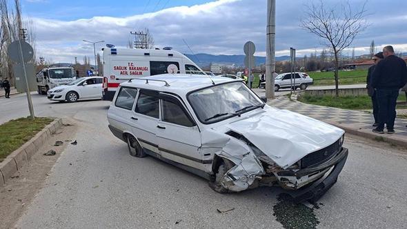 Kütahya'da otomobiller çarpıştı: 2 yaralı