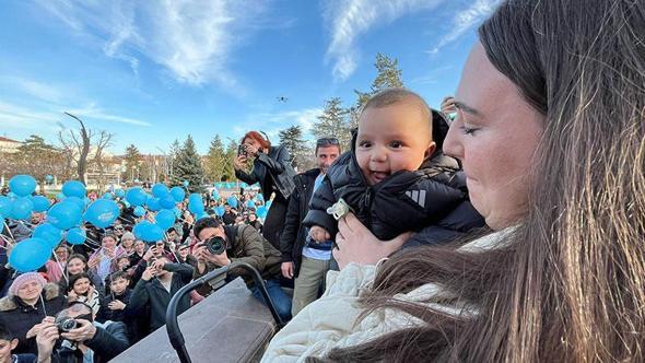 SMA Tip-2 hastası Rüzgar bebek için yüzlerce mavi balon gökyüzüne bırakıldı