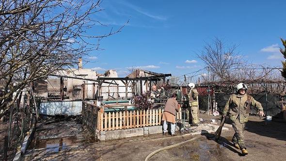 Evleri yangında küle dönen çifte komşuları destek oluyor