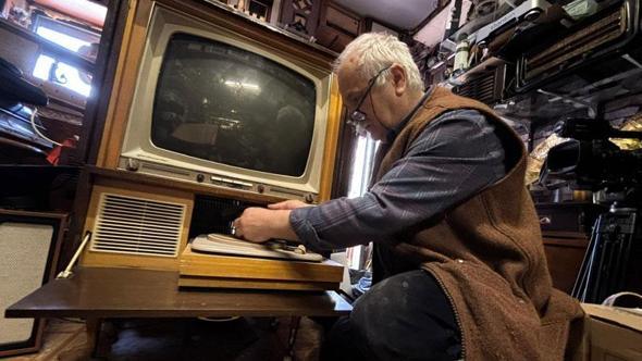 'Nostalji doktoru', 40 yıldır tamirini yaptığı antika radyolara yeniden ses veriyor