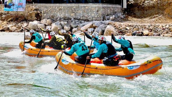 Munzur Nehri'nde 'rafting' heyecanı; 300 sporcu kıyasıya yarıştı