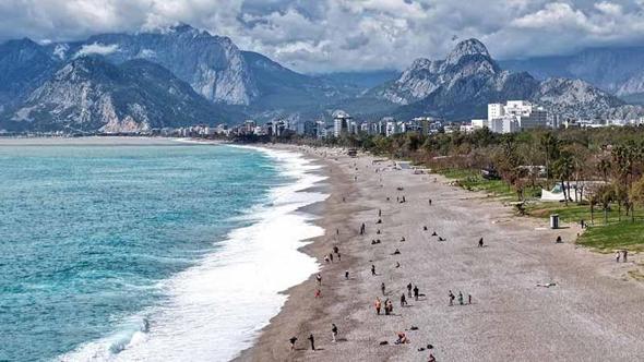Antalya’da yağış sonrası güneş açtı, sahillerde yoğunluk oluştu