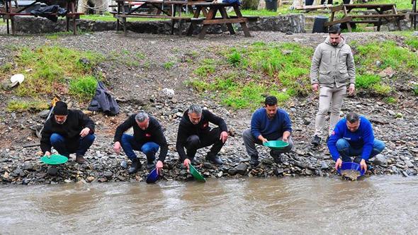 Sosyal medyada toplanan altın avcıları, yağışa rağmen İzmir'de derede altın aradı