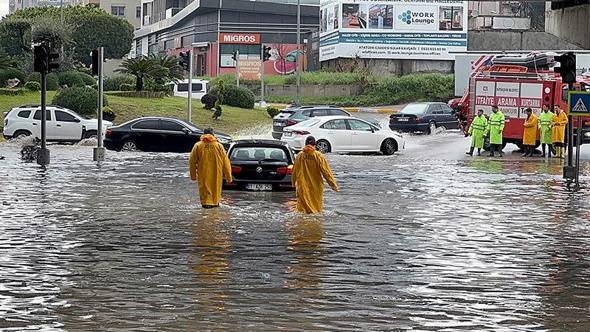 Adana’da sağanak nedeniyle yollar göle döndü