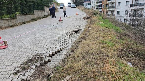 Sağanak sonrası yoldaki çökme, tedirginliğe neden oldu