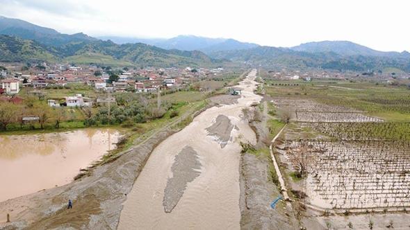Salihli'de dereler taştı, tarım arazileri su altında kaldı