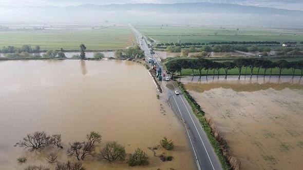 Büyük Menderes Nehri yine taştı, tarım arazileri su altında kaldı