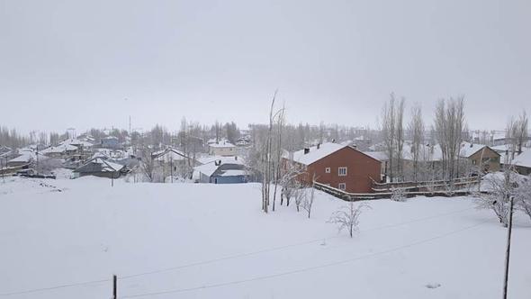 Van'da 34 yerleşim yeri kardan kapandı