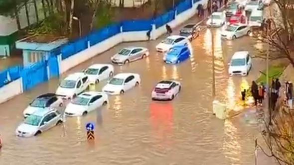 Batman'da sağanak nedeniyle yollar göle döndü