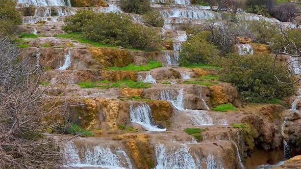 Mardin’de dağlar arasında gizlenmiş Başdeğirmen Şelalesi, görsel şölen sunuyor
