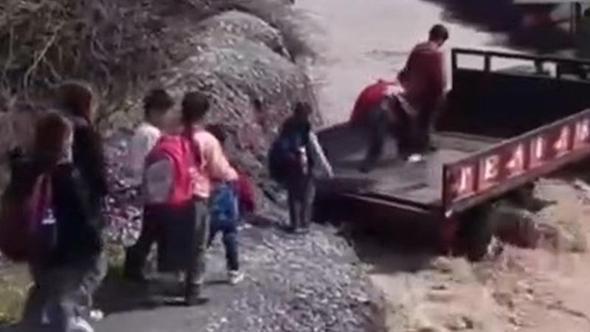 Öğrenciler, debisi yükselen dereyi traktörle geçti