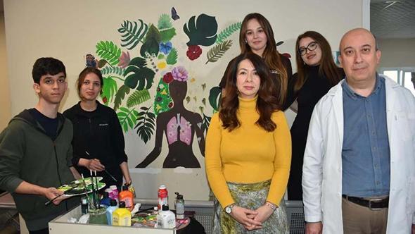 Kanser hastalarına moral için hastane duvarına resim yaptılar