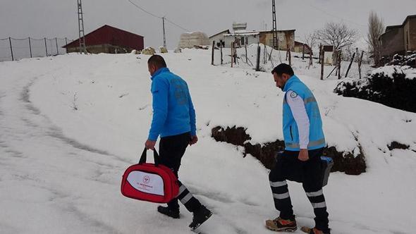 Bitlis’te zorlu kış şartlarında yatalak hastaya evde diş tedavisi