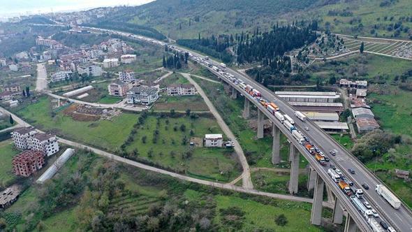 TEM’de 2 TIR ve 2 otomobil çarpıştı; araç kuyruğu dron kamerasında