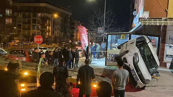 Kontrolden çıkan otomobil 5 araca çarpıp, takla attı: 2 yaralı