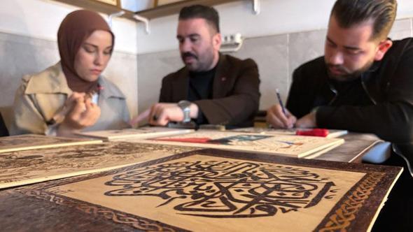 Camide atölye kurdu; ürettiği eserlerle öğrencilere destek oluyor