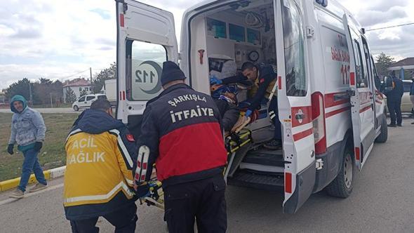 Sivas'ta otomobiller çarpıştı: 4 yaralı