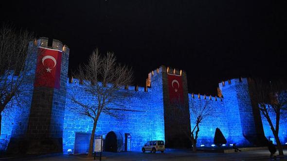 Tarihi Kayseri Kalesi ve saat kulesine ‘otizm’ farkındalığı