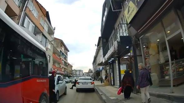 Yayaya çarptıktan sonra şoför değiştirip uzaklaştılar