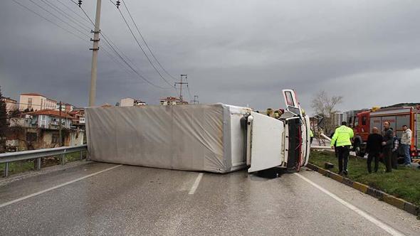 Kamyon, yağmur nedeniyle kayganlaşan yolda devrildi; kaza kamerada