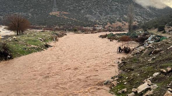 Antalya'da sağanak; dereler taştı, tarım alanlarını su altında kaldı