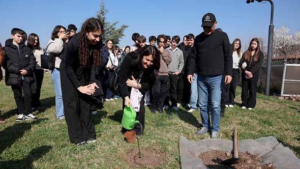 Yürüyen Köşk'ün simgesi olan çınardan elde edilen fide, Anıtkabir'de toprakla buluştu