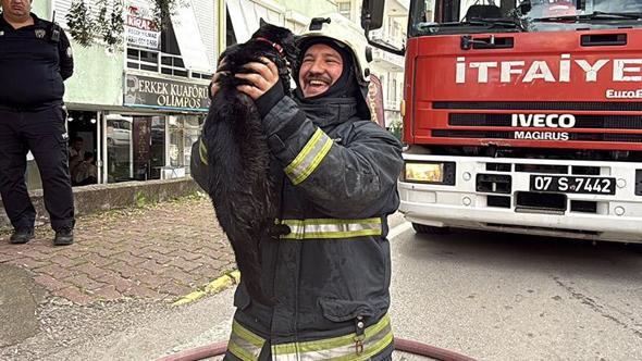 Kalp masajıyla kediyi yaşama bağlayan itfaiye erinin mutluluğu